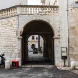 � qui dietro che si nasconde la parte pi� preziosa dell�edificio